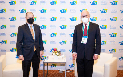 Gary J. Shapiro, Président et CEO de la Consumer Technology Association et Philippe Etienne, Ambassadeur de France aux Etats-Unis lors du CES 2022 à Las Vegas