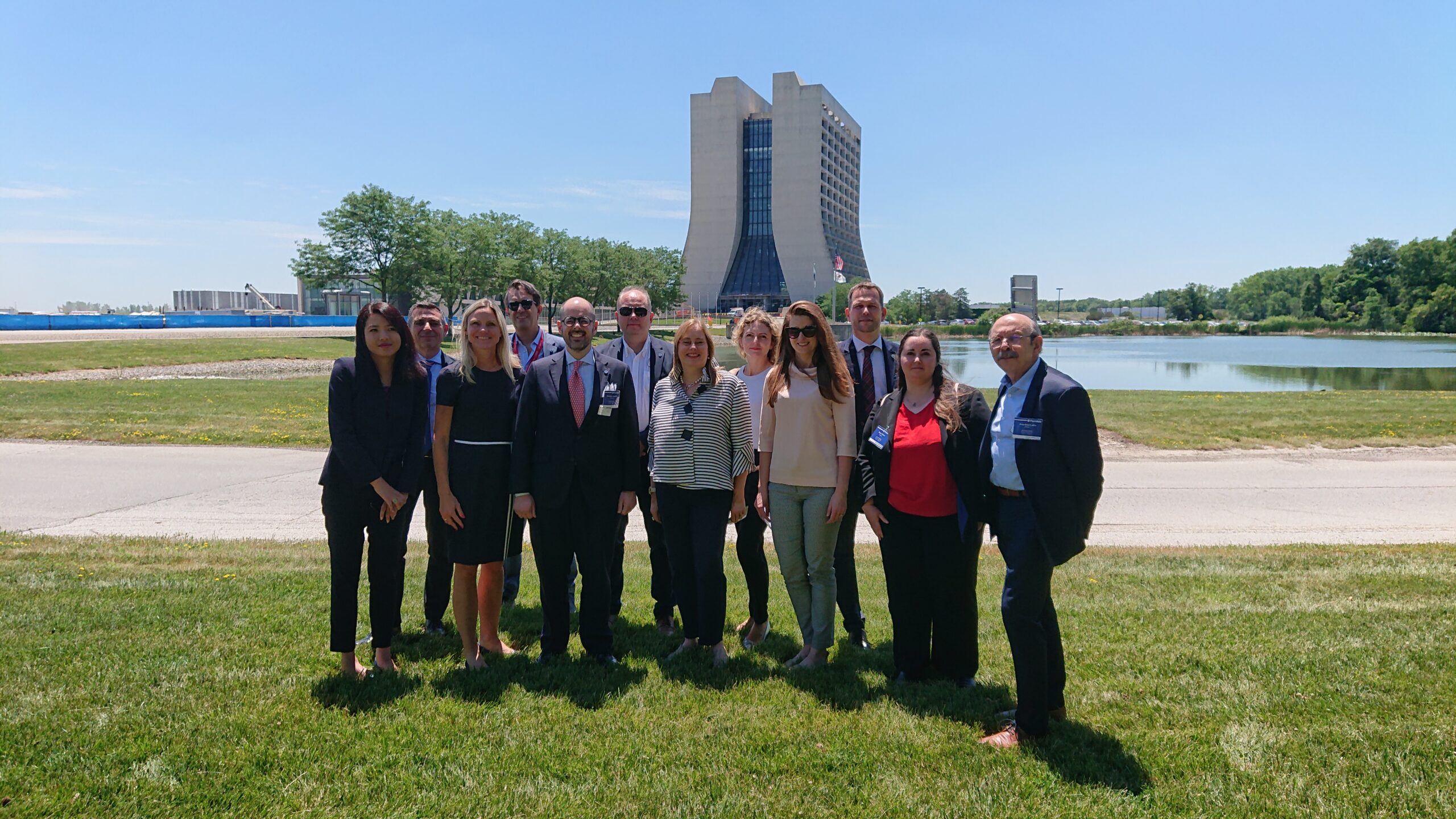 Une délégation de conseillers scientifiques européens en visite à Fermilab
