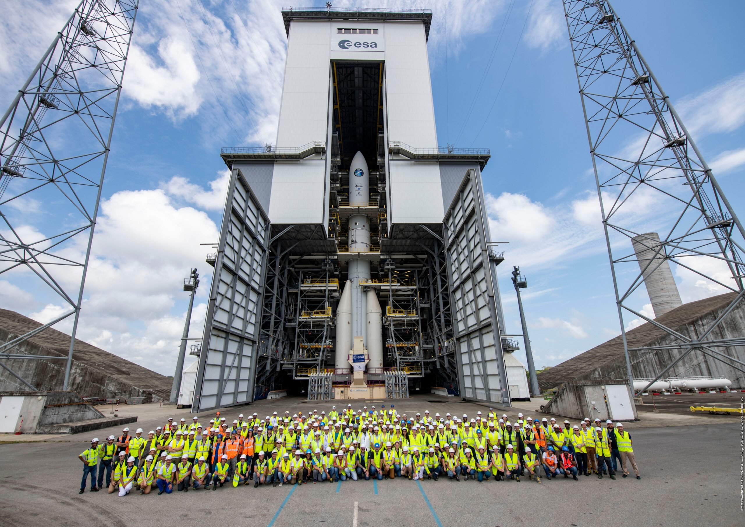La première Ariane 6 complète assemblée sur son pas de tir pour les essais combinés