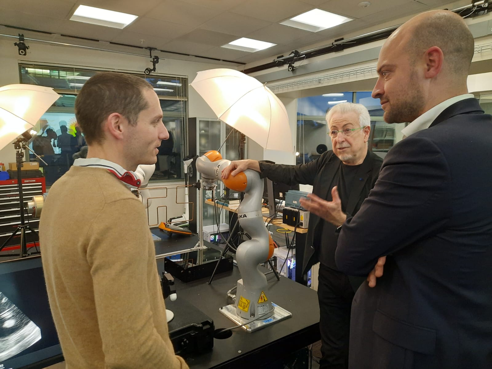 Visite de M. Jean-Noël Barrot, ministre de la transition numérique, au laboratoire de robotique de l’université de Stanford
