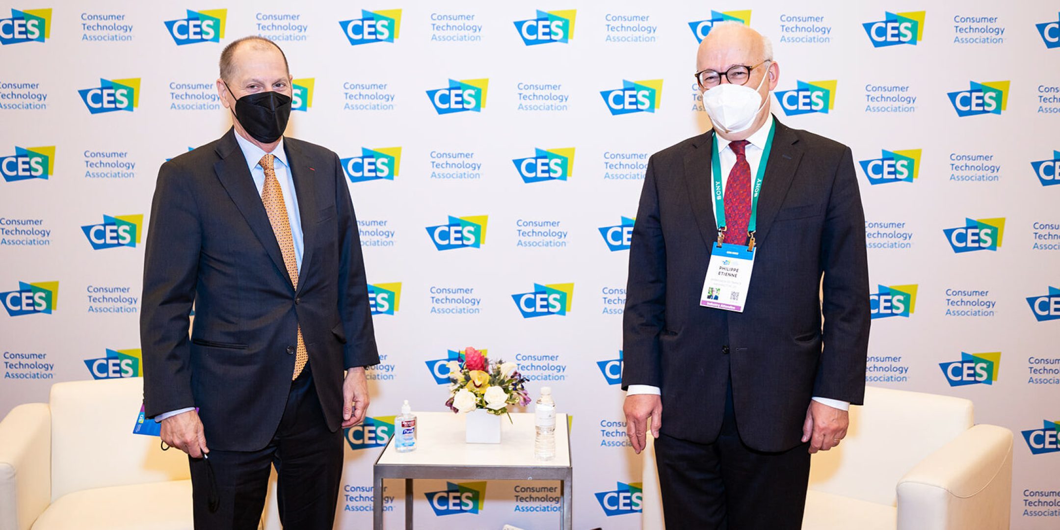 Gary J. Shapiro, Président et CEO de la Consumer Technology Association et Philippe Etienne, Ambassadeur de France aux Etats-Unis lors du CES 2022 à Las Vegas