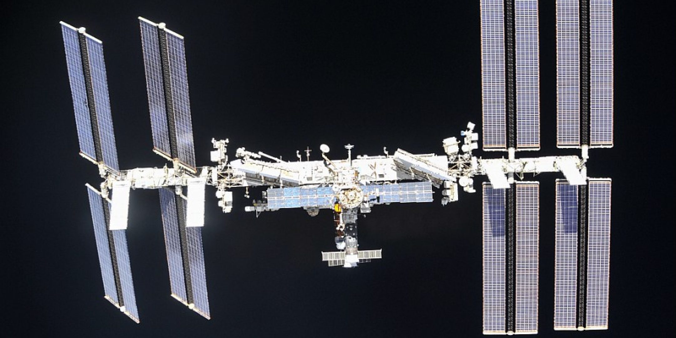 La Station Spatiale Internationale photographiee par les spationautes de l'expedition 56 a bord du vaisseau spatial Soyouz lors de son desamarrage.

La station spatiale internationale a fete son 20e anniversaire en novembre 2018.