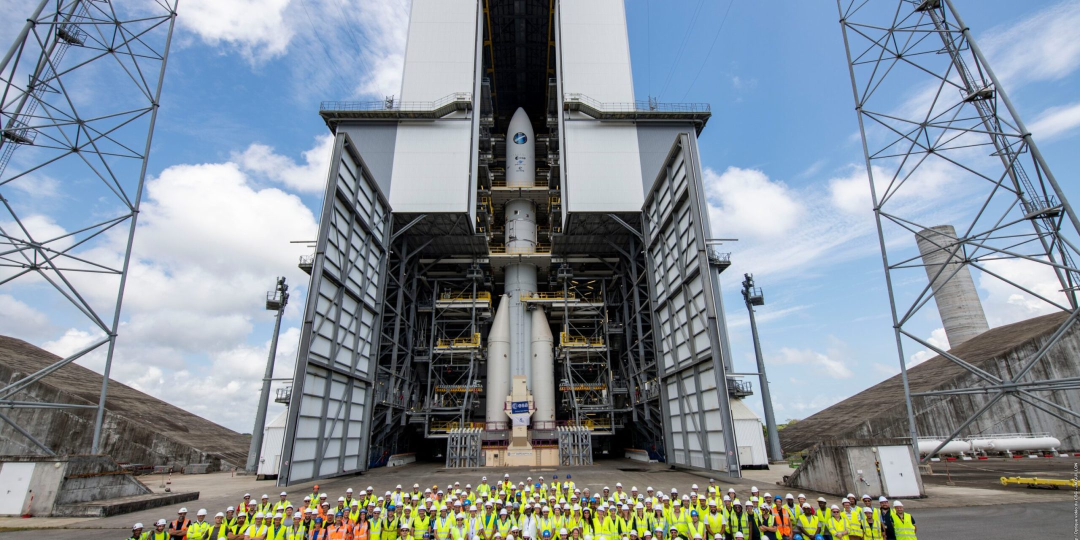 Photo de groupe devant le lanceur Ariane 6 en Zone de Lancement 4 (ZL4) le 13 octobre 2022 au Centre spatial Guyanais.